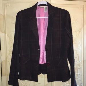 Attractive, flattering jacket with plaid design